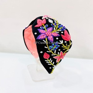 Accessoires pour cheveux, tissu indien fait à la main et perles de rocaille, fabricant de bandeaux de style turban multicolore fantaisie - Product Image 1