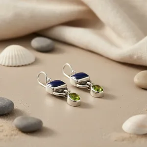 Boucles d'oreilles pendantes vintage plaquées argent avec lapis-lazuli bleu et péridot vert serti clos pour femmes, marque a, fabriquées au Rajasthan - Product Image 1