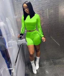 T-shirt court avec short et logo personnalisé pour femme, ensemble de 2 pièces pour l'été - Product Image 4