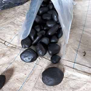 Jet Black <b>Polished</b> Natural Stone <b>Pebbles</b> Modern Outdoor Decorative Tumble Stone with Polyurethane Coating 5 Year Warranty - Product Image 5