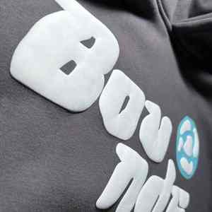 Sudadera con capucha acolchada y estampado texturizado, tela suave, capucha ajustable y ajuste relajado perfecto para el día a día. - Product Image 2