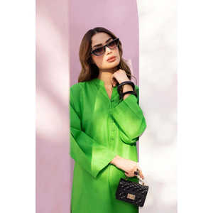 Chemise en polyester vert teint Dobby pour femme, style quotidien simple et tendance, logo tissé, tissu tricoté, tailles XS-XL, pour le travail en automne - Product Image 1