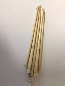 เข็มถักไหมพรมจากกระดูกควายธรรมชาติ ยี่ห้อ Natural Creations Inc. ขนาด 7 ซม. สีขาว ขัดเงา ดีไซน์แบบไวกิ้ง สำหรับงานถักไหมพรม - Product Image 3