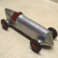 Voiture de course miniature style Indy en aluminium moulé poli, artisanat en métal, cockpit ouvert, roues en caoutchouc dur, décoration de table Art Déco pour la maison