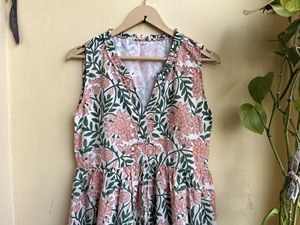 Bellamente bloque de mano impreso algodón Midi vestido Casual sin mangas nivel diseño cuello forcejeo patrón Floral espalda Logo bolsillo delantero - Product Image 5