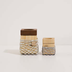 เตาเผาเครื่องหอมไม้มะม่วงทรงสี่เหลี่ยม เป็นมิตรกับสิ่งแวดล้อม พร้อมลวดตกแต่งสีชมพู ดีไซน์ทำมือ และฝาปิดที่ถอดออกได้ - Product Image 1