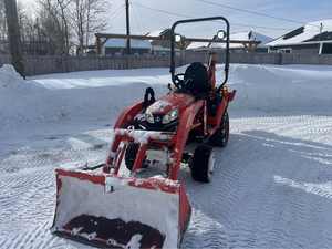Tractor Agrícola Pequeño Kubota BX23S con Cargador Frontal para Jardinería |   Tractor Utilitario Compacto Kubota BX23S de 23 HP con Tracción en las 4 Ruedas - Product Image 1