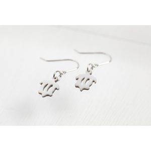 Boucles d'oreilles en argent plaqué rhodium avec motif tortue de mer - Product Image 4