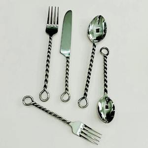 Nouvel ensemble de couverts Portugal avec logo personnalisé à vendre avec ensemble d'ustensiles uniques à poignée torsadée en plaqué argent - Product Image 5
