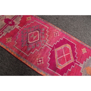 Tapis vintage Herki, tapis turc de 3,2 x 10,9 pieds, tapis géométrique rose - Product Image 4