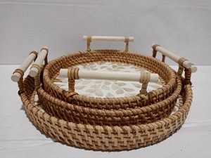 Juego de ACCESORIOS DE COCINA 3 bandejas para servir de ratán redondas con asas de madera y fondo de nácar - Product Image 2
