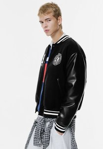 Chaquetas Varsity para Hombre de Alta Calidad, con Logotipo Personalizado, Bordado Chenille, Cuerpo de Lana y Mangas de Cuero Vacuno - Product Image 5