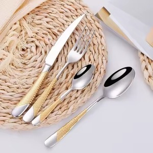 Ensemble de couverts en métal avec acier poli multicolore, conçu pour apporter beauté, force et un attrait moderne à toute table à manger - Product Image 3