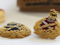 Écussons et croix religieuses brodés sur mesure, de luxe, faits à la main, en fil d'or, pour les vêtements liturgiques et les robes de cérémonie