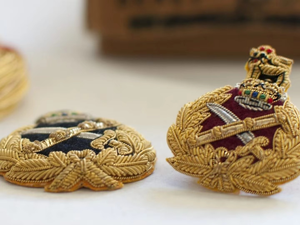 Emblemas Religiosos y Parches de Cruz Bordados a Mano de Lujo con Hilo de Oro para Vestimentas de Iglesia y Túnicas Ceremoniales - Product Image 2