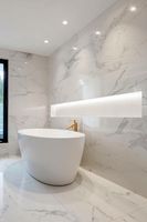 Baignoire moderne en marbre pour salle de bain et villa améliore la valeur de la propriété des projets de luxe investissement judicieux