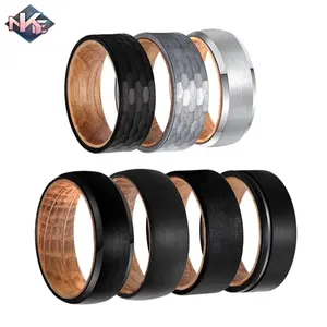 8Mm Kualitas Tinggi Brushed Center Bertatahkan Whiskey Barrel Kayu Tepi Miring Cincin Baja Tungsten