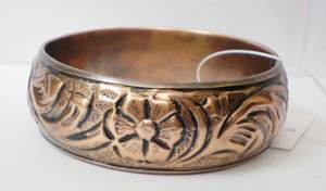 กำไลทองแดงโบราณสุดหรู พร้อมลวดลายดอกไม้และเถาวัลย์ลึกซึ้ง ประณีต ดูมีระดับ งานโลหะสไตล์วินเทจ - Product Image 4