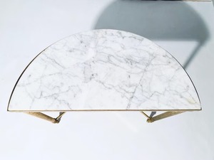 Table d'appoint ronde en laiton au design unique et moderne avec finition dorée élégante Ajout élégant aux intérieurs contemporains disponibles à la vente - Product Image 2
