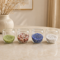 Ornement en verre transparent en forme de coupe avec gravier de cristal et éclats de pierres vertes, bleues, blanches et mélangées pour la décoration