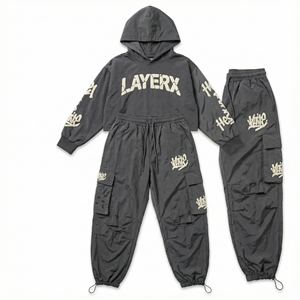 Conjunto de Chándal Personalizado al por Mayor para Mujer: Cortavientos Cargo Estampado Sólido, Sudadera con Capucha Larga Desgastada y Pantalones Holgados Estilo Urbano - Product Image 2