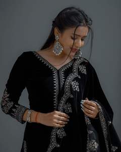 Traje Salwar de terciopelo de viscosa pesada de último diseñador con trabajo de secuencia bordada por Fab Zone Indian & Pakistani Clothing - Product Image 4