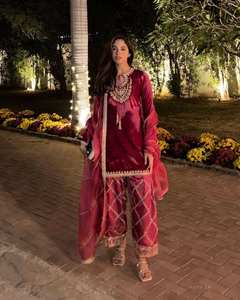 Salwar Kameez de Terciopelo Premium para Invierno con Bordado Intrincado de Secado Rápido para un Look Festivo, Ideal para Bodas y Fiestas - Product Image 1