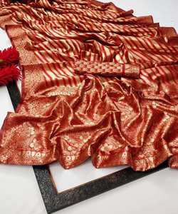 Dernier Saree de réception en soie avec embellissements en pierre royale et pallu contrasté. - Product Image 6