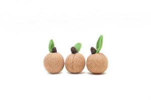 Adorno de melocotón de lana de fieltro ecológico hecho a mano con hoja, juguete suave de diseño moderno para niños o decoración del hogar, cumpleaños y Diwali - Product Image 3