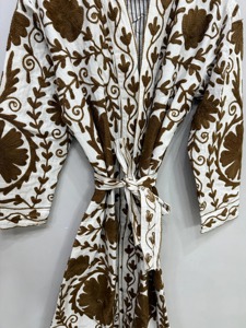 Bata Larga para Mujer con Bordado Floral, Manga Larga, Cuello Camisero, Cierre con Cordón, 100% Algodón, Estilo Clásico Suave - Product Image 5