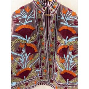 Collection Automne Samarkand Bloom, veste élégante à col châle en velours mauve poussiéreux 100% coton, design Suzani brodé à la main - Product Image 4
