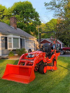 Tracteur de jardin Kubota 4x4 avec chargeur frontal et pelle arrière, couleur rouge, tracteur multifonctionnel sur roues - Product Image 6