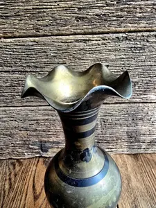 แจกันทองเหลืองแกะสลักลายวินเทจทำมือ พร้อมลายดอกไม้เคลือบสีดำ แจกันตกแต่งสำหรับใส่ดอกไม้ ผลิตในประเทศปากีสถาน - Product Image 2