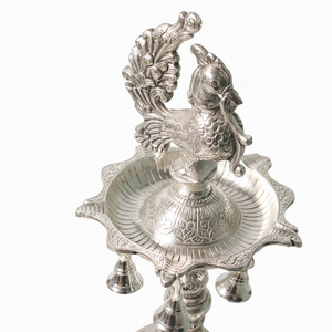 Soporte de metal con acabado antiguo para Diya, con campanas colgantes y diseño de pavo real, para lámpara de aceite tradicional, ideal para decoración del hogar y Puja - Product Image 4