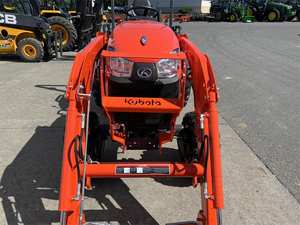 รถแทรกเตอร์คูโบต้า LX2620HSD ปี 2025 - รถแทรกเตอร์อเนกประสงค์ขนาดกะทัดรัด ระบบไฮโดรสแตติก พร้อมเครื่องยนต์ดีเซล 26 แรงม้า ระบบขับเคลื่อน 4 ล้อ พร้อมที่ตักด้านหน้าและมอเตอร์ - Product Image 5
