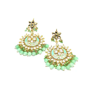 Boucles d'oreilles Chandbali en or plaqué or avec décorations Meenakari vert clair, style chandelier - Product Image 1
