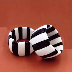 Bracelet fait main en résine époxy Beau design artistique Bijoux uniques en résine Parfait pour les accessoires de mode et les cadeaux élégants - Product Image 3