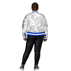 Chaqueta Bomber plateada 1920 Acabado metálico con puños de costilla azul blanco Bordado 1920 Parche Sorority Greek Life Fashion Apparel - Product Image 5
