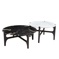 Table basse ronde moderne et durable en pierre blanche avec pieds en bois couleur fumée pour le salon de la maison
