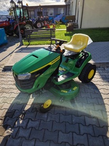 Tracteur à gazon d'occasion John Deere X107 à vendre - Product Image 3