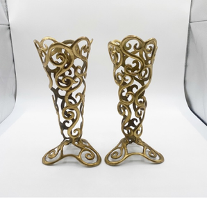 Trio de jarrones cilíndricos altos con textura dorada y diseños de hojas grabadas. Juegos de lujo disponibles a precios de mayoreo. - Product Image 2