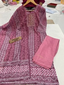 Maslin Kurta พิมพ์ลายสวยงาม,พร้อมงานฝีมือหนักในคอพร้อมการทำงานตามลำดับเต็มรูปแบบในกางเกงคูร์ต้า - Product Image 2