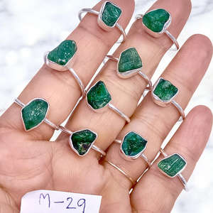 แหวนพลอยมรกตดิบที่สวยงามแหวนอัญมณีหยาบทำจากเงินสเตอ925 - Product Image 1