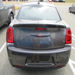 สภาพสมบูรณ์แบบ ปี 2023 รถยนต์ไครสเลอร์ 300 - Product Image 3