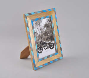 Marco de fotos con incrustaciones de madera y resina de calidad superior Patrón en zigzag en marrón natural y tonos de azul para interiores contemporáneos - Product Image 5