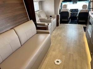 Vendedor Verificado de W-i-n-n-e-b-a-g-o N-a-v-i-o-n 24D Usado del 2023, Listo para Viajar - Product Image 6
