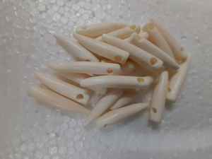 จี้กระดูกทำเองที่ทำจากกระดูกควายเหมาะสำหรับใช้เป็นจี้โดยนักออกแบบเครื่องประดับพื้นเมืองและสำหรับการขาย - Product Image 2