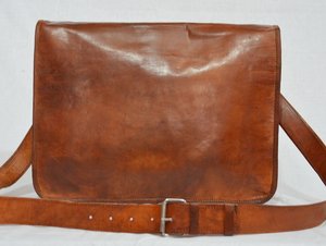 Sac à bandoulière en cuir véritable personnalisé avec fermeture à boucle à rabat et bandoulière unique pour un usage quotidien - Product Image 2