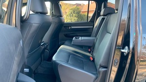 Nouveau Toyota Hilux 2.8 D-4D 4x4 INVINCIBLE MY25,52.990 SUV Hybride 5 places 204 ch Transmission Automatique Conduite à Gauche - Product Image 4