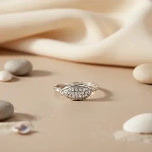 แหวนเพชรทรงรี ชุบโรเดียม เงินแท้ 925 สำหรับผู้หญิง - Product Image 1